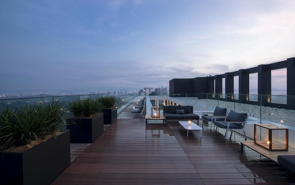 Alila Bangsar Kuala Lumpur Hotel Ngoại thất bức ảnh The rooftop bar at the hotel